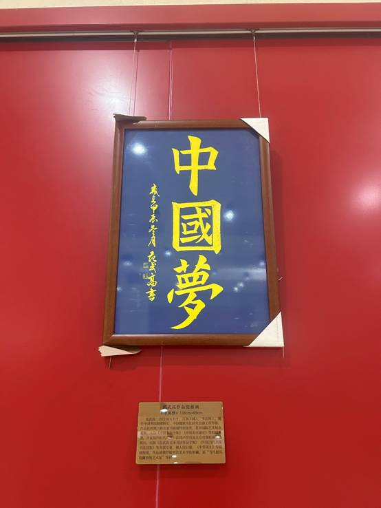 墙上的海报
AI 生成的内容可能不正确。