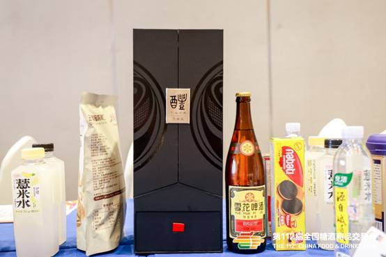 桌子上放满了不同类型的饮料

AI 生成的内容可能不正确。