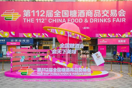 商店的玻璃窗上有霓虹灯的广告

AI 生成的内容可能不正确。